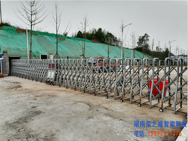 湘潭海泡石新材料科技產(chǎn)業(yè)園對(duì)開電動(dòng)伸縮門順利完工